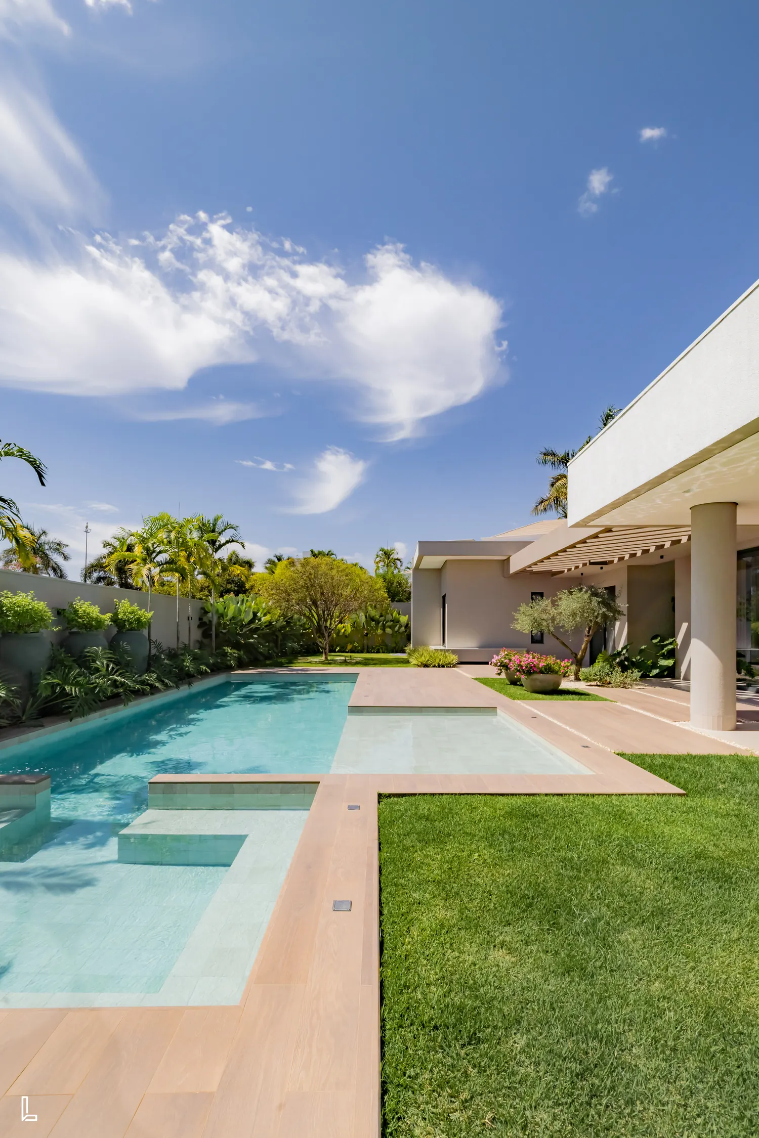 Fachada com piscina