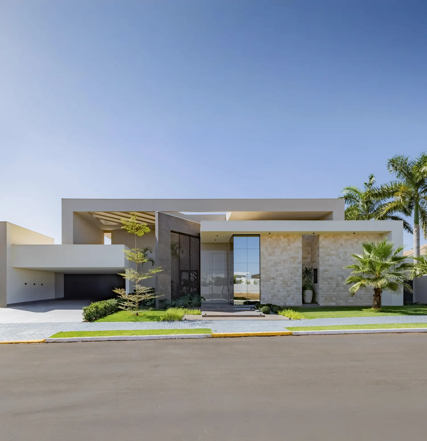 Fachada residencial com paisagismo