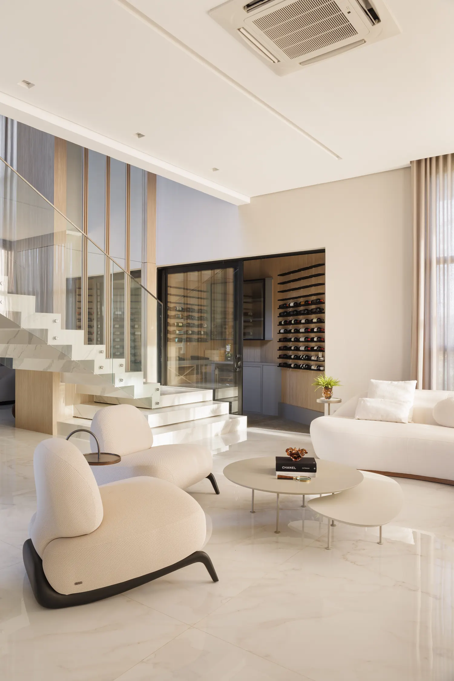 Living com adega e escada