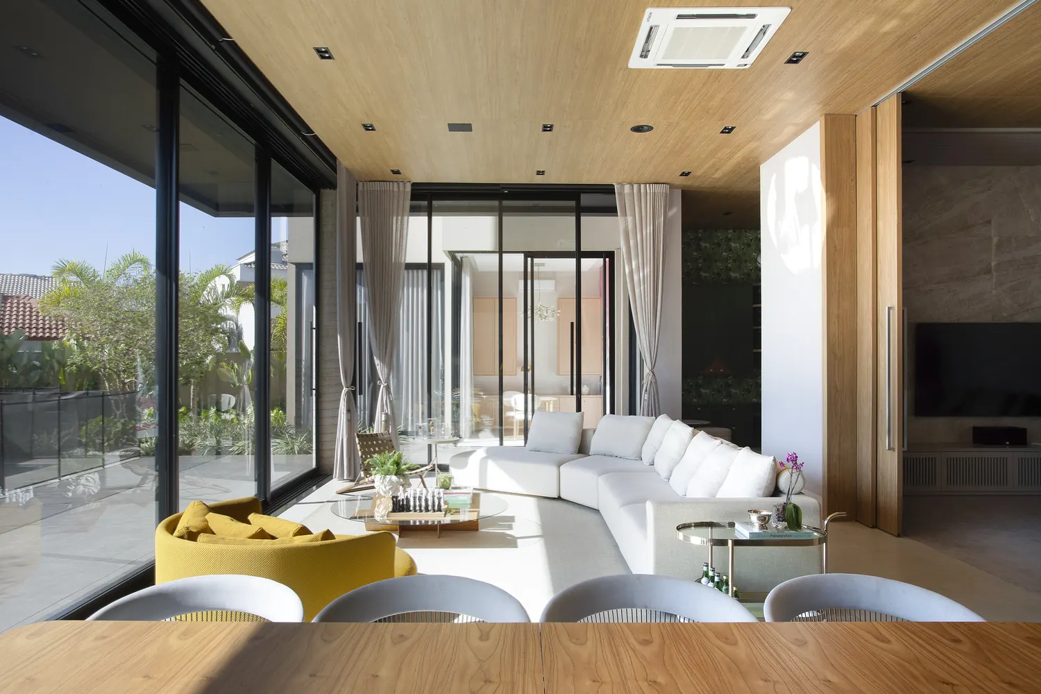 Living integrado com vista para o jardim