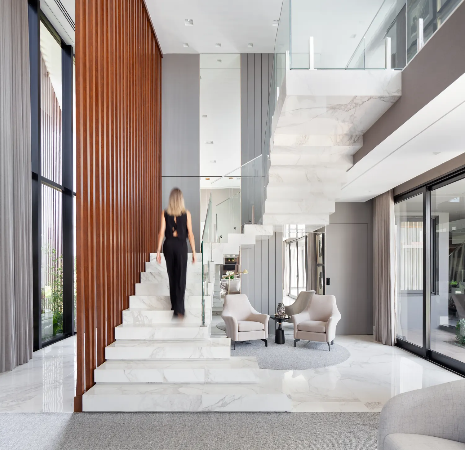 Hall com escada de mármore