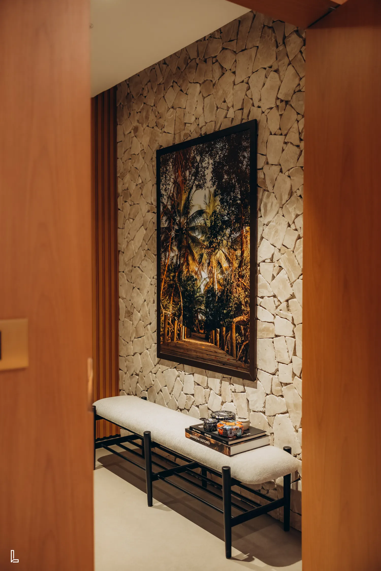 Hall com parede de pedra